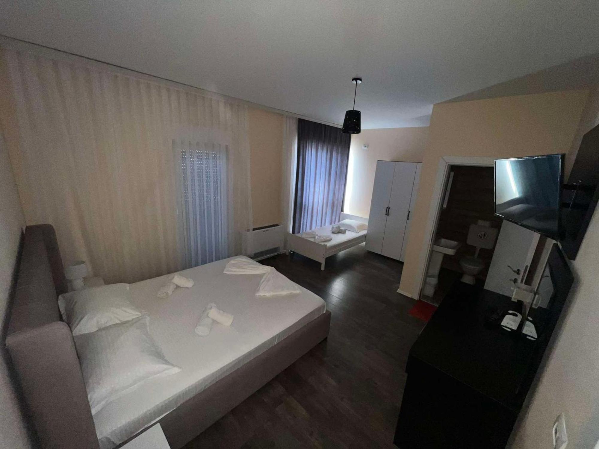 Hotel & Restaurant Frida Gjakova Dış mekan fotoğraf